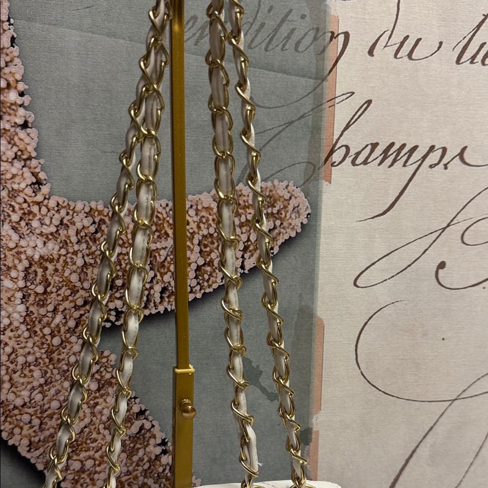 ❣️5|$25❣️Elegant cream Quilted Chain Bag - Picture 2 of 5